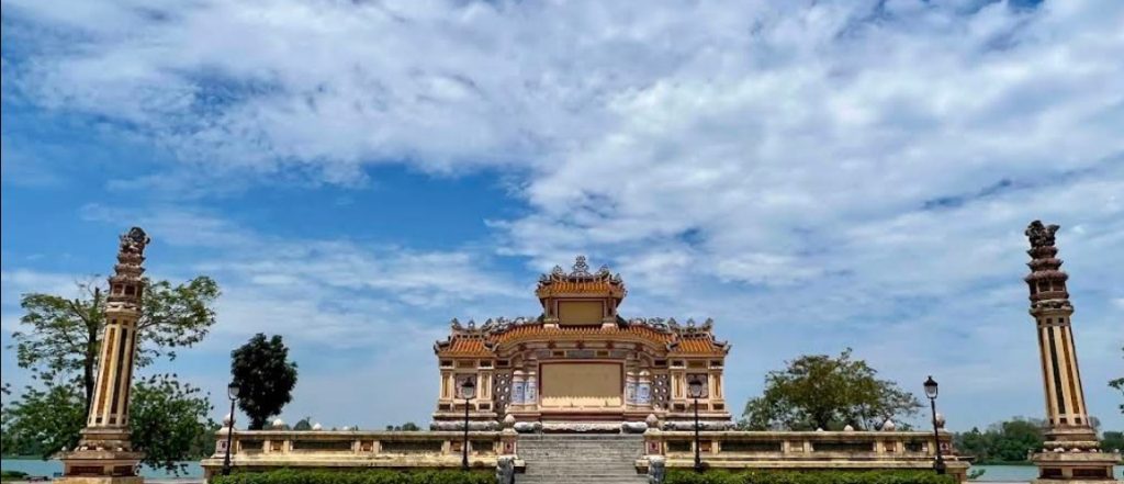 bia-quoc-hoc-hue