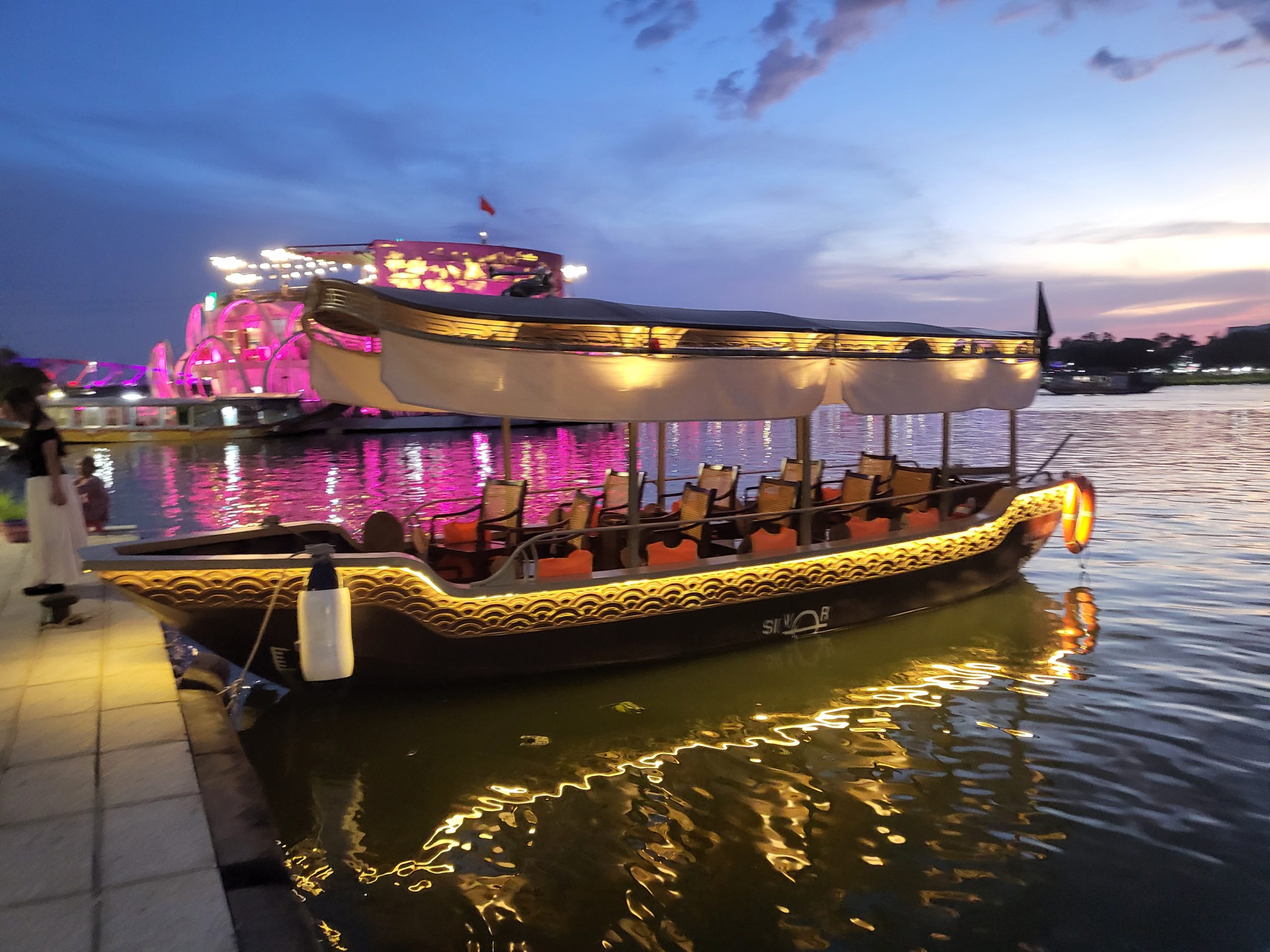 Tour-thuyen-dien-song-huong (4) Tour-thuyen-dien-song-huong (4)